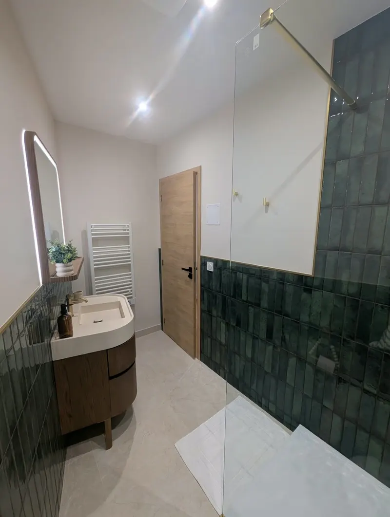 Salle de bain lumineuse et rangée, prête pour l'arrivée des voyageurs